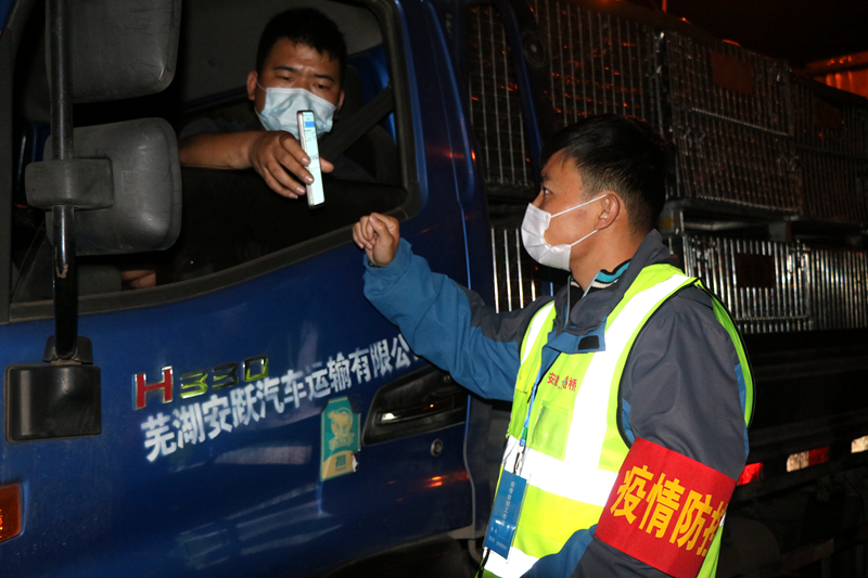 新一輪疫情發(fā)生后，安徽路橋迅速行動(dòng)，組織全體職工和勞務(wù)工人進(jìn)行全員核算檢測(cè)，筑牢疫情防控第一道防線。此外，還積極投身屬地疫情防控，踐行國(guó)企擔(dān)當(dāng)。