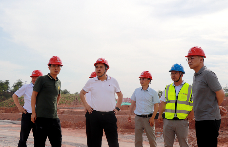 江西省交通投資集團黨委委員、副總經(jīng)理李柏殿赴上饒東樞紐互通項目調(diào)研指導(dǎo)工作 (2)