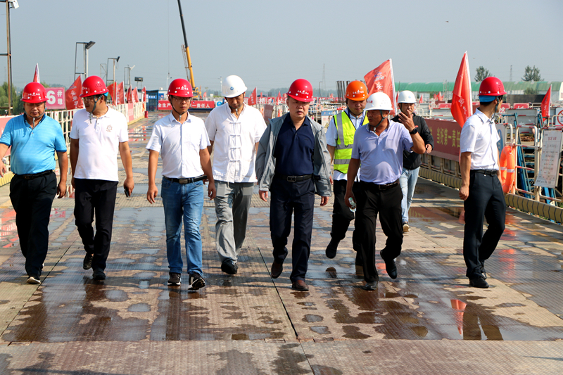 蚌埠市交通運輸局黨委書記、局長戴勇到G206-03標(biāo)項目檢查指導(dǎo)工作 照片 - 副本