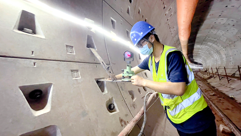 測(cè)量人員定期復(fù)核盾構(gòu)區(qū)間控制點(diǎn)，確保盾構(gòu)機(jī)姿態(tài)符合規(guī)范設(shè)計(jì)要求