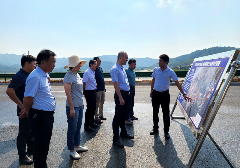 東至縣委副書(shū)記、縣長(zhǎng)唐禮虎到G530查橋至牛磯段01標(biāo)調(diào)研指導(dǎo)工作