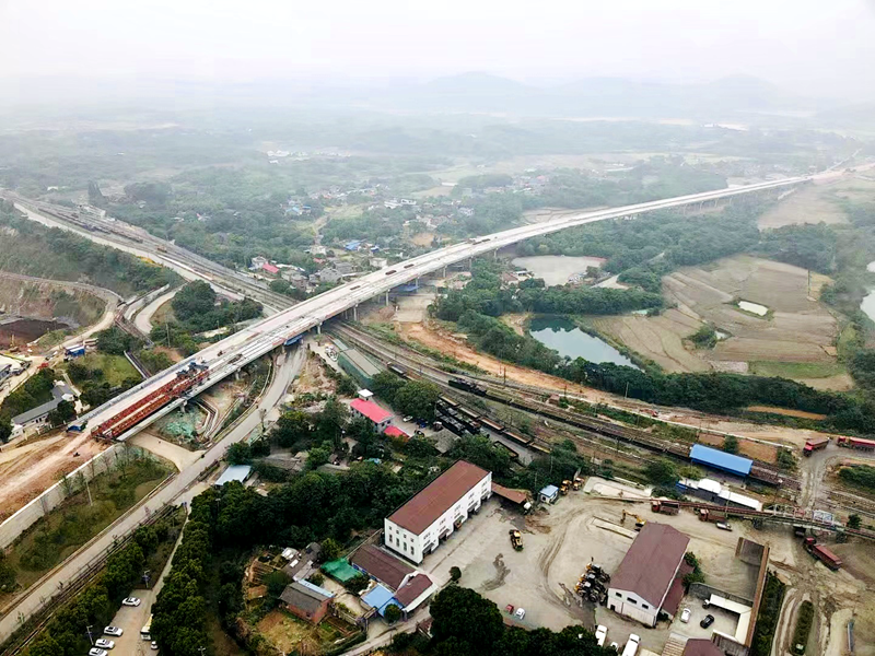 馬向橋全橋梁板架設(shè)作業(yè)圓滿(mǎn)完成 (1)