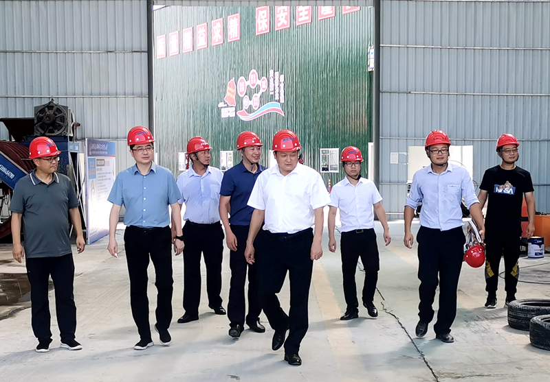 淮南市交通運輸局黨組書記、局長李輝到S16合周壽縣預(yù)制標(biāo)檢查指導(dǎo) - 副本