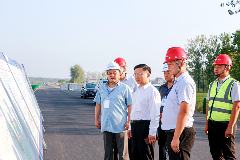 六安市交通運輸局黨組書記、局長朱宏赴S244-03標調(diào)研指導工作 (2)