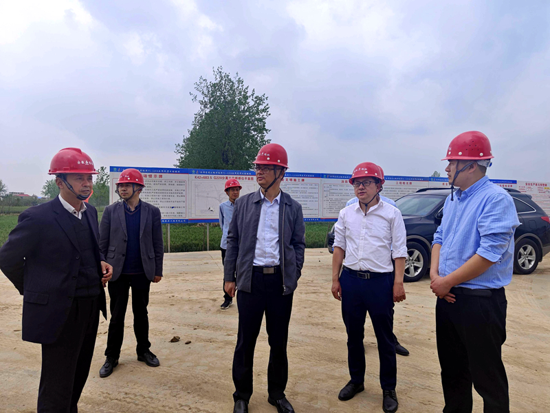 公司黨委副書記，工會主席王勝利到合周高速04標指導工作并慰問一線員工2